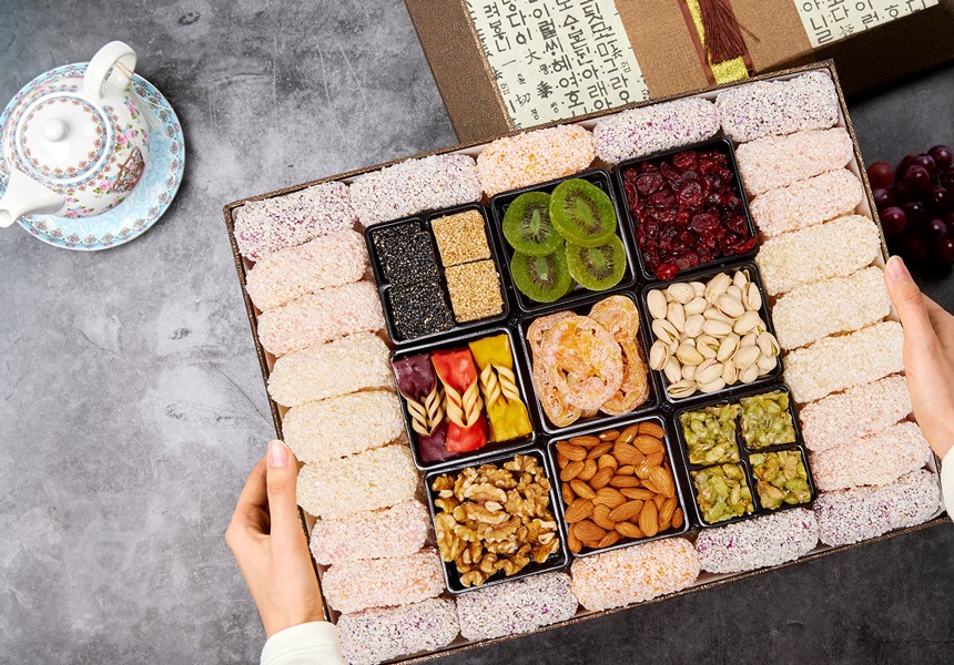 2단 구성으로 정성을 전달하세요. <br>다채로운 13가지 전통 한과와 간식으로 구성되어 <br>선물용으로 좋은 처가집한과 선물세트입니다. <br>고급 보자기에 정성껏 담아드립니다.